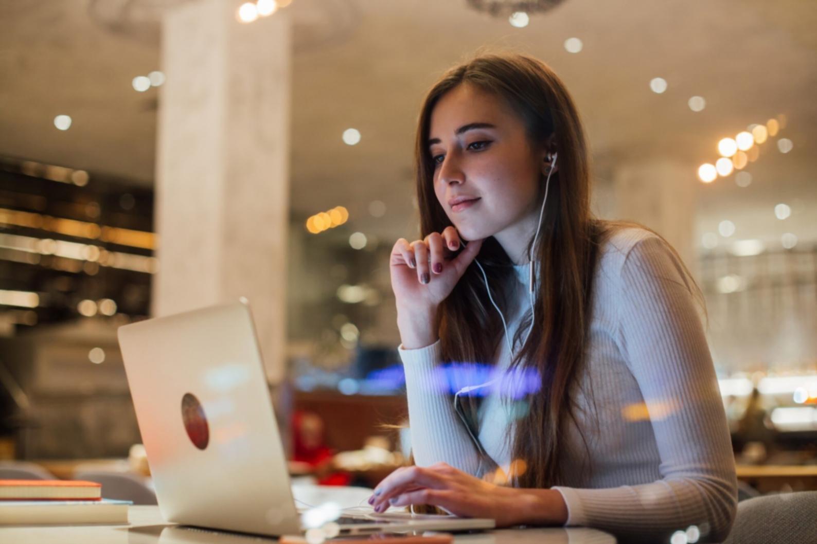 Análisis detallado de gráficos y datos presupuestarios en pantalla